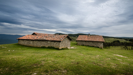 Obraz premium Ermita de Santa Maria en lo alto de la sierra de Urbasa, en Navarra