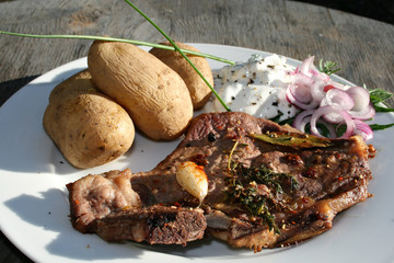 organic kotelett pellkartoffeln Tzatziki wildkräuter rosmarin knoblauch lifestyle grillparty