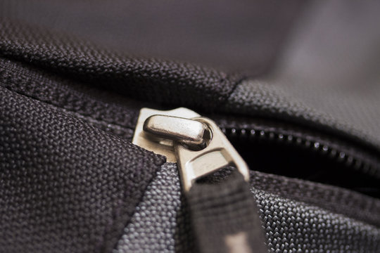 Z&iacute;per em uma mochila