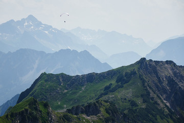 Gleitschirmfliegen in den Alpen
