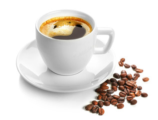 Eine Tasse leckeres Getränk und verstreute Kaffeebohnen, isoliert auf weiß