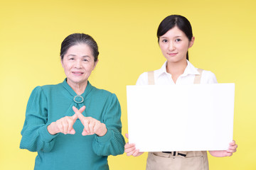 禁止の意思表示をする年配者