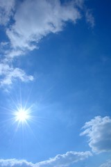 Fototapeta na wymiar 青い空と白い雲と太陽 