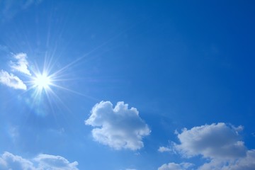 Fototapeta na wymiar 青い空と白い雲と太陽 
