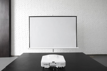 Blank projector canvas in the office - obrazy, fototapety, plakaty