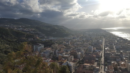 Panorama - vista dall'alto sul mare e sulla città