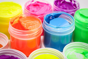 Разноцветные краски для рисования.