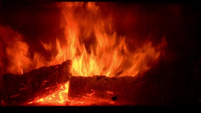 Gem&uuml;tliches Kaminfeuer mit Knistern in Slow Motion