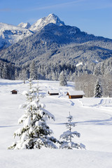 Fototapeta na wymiar Winterlandschaft in Bayern mit Wettersteingebirge