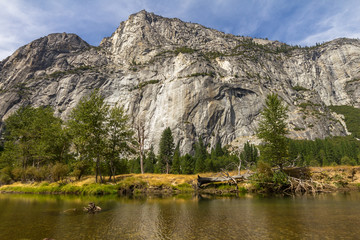 Lake and mountains in Yosemite National Park