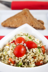 Bulgursalat mit Tomaten, Schafskäse und Gurke