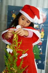 クリスマスの飾りつけをする女の子