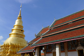 Fototapeta premium architecture of traditional buddhist temple and golden pagoda