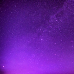 Mooie paarse nachtelijke hemel met veel sterren