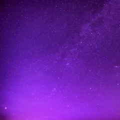 Tuinposter Nacht Mooie paarse nachtelijke hemel met veel sterren