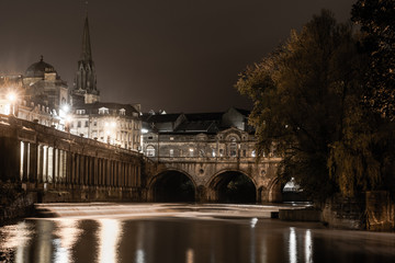 Pulteney Bridge and Weir at night in the UNESCO World Heritage City of Bath, Somerset, UK
