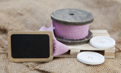 mercerie tissus bouton tableau noir