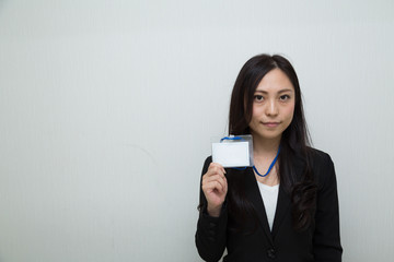 名札ケースを持つ女性