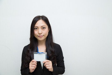 名札ケースを持つ女性