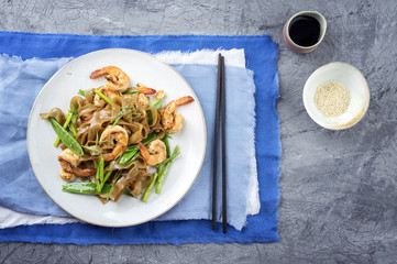 Garnelen mit Reisnudeln und Gemüse