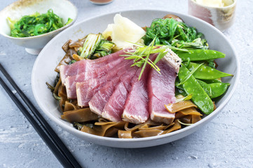 Thunfisch Tataki mit Reisnudeln und Gemüse