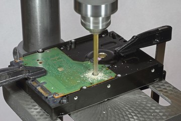 ハードディスクドライブの廃棄（プラッタが金属の場合のドルリ穴開け）