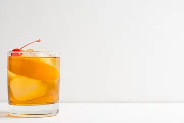 Photo sur Plexiglas Cocktail Old fashioned cocktail with cherry and orange peel