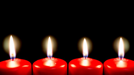 vier rote brennende kerzen 