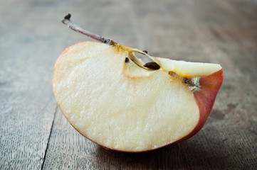 pomme rouge sur table en vieux bois © pixarno