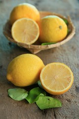 Fototapeta na wymiar fresh lemon with leaves