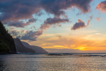 Obraz na płótnie Canvas Sunset along Na Pali coast from Ke'e Beach