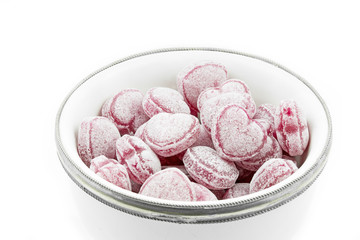 Herzförmige Bonbons in einer Schale