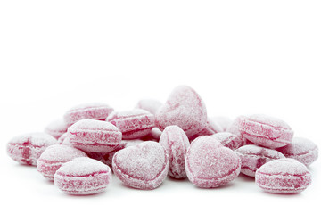 Herzförmige Bonbons auf weißem Hintergrund