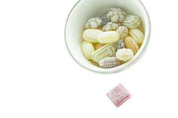 Bunte Bonbons in kleinem Schälchen