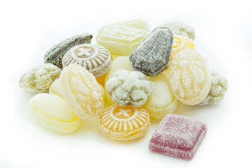 Bonbons auf weißem Hintergrund