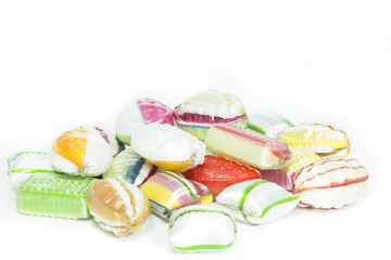 Bonbons auf weißem Hintergrund