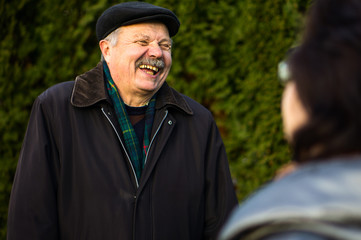 Obraz premium Happy senior man with a beaming smile