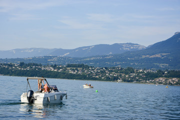 Fototapeta na wymiar Bateaux du lac du bourget à Aix les bains, Savoie