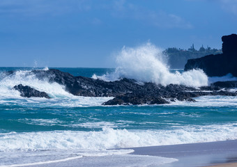 Naklejka premium Powerful waves flow over rocks at Lumahai Beach, Kauai