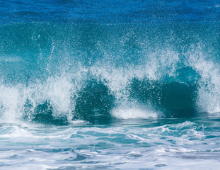 Obraz premium Powerful waves break at Lumahai Beach, Kauai