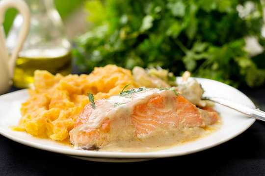 Salmon with cream and soy sauce