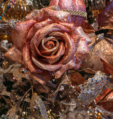 Pink rose, christmas tree decorations, yellow and gold  backgrou / Розовая роза, рождественские украшения 