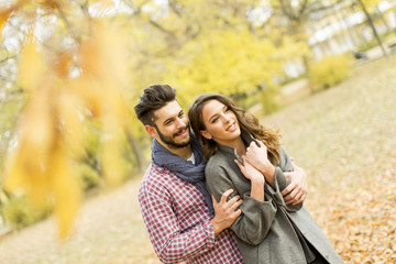 Fototapeta premium Young couple in the autumn park
