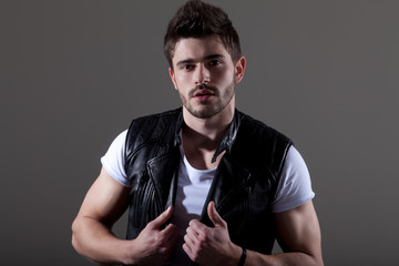 Naklejka premium Moderner Mann mit Leder Weste