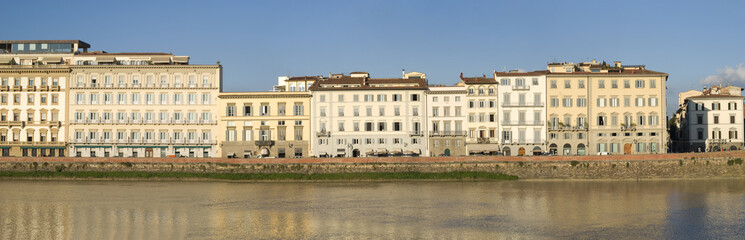 Fototapeta na wymiar Evening light on riverbank of the Arno in downtown Florence