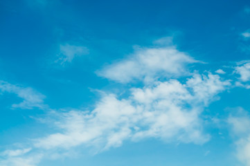 Obraz premium blue sky background with white clouds