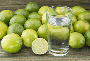 Limón y agua.
