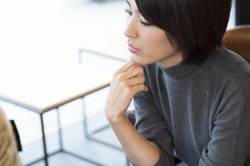 Fototapeta premium Women have a think with cafe
