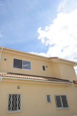 戸建て住宅　イメージ　青空を見上げる　コピースペース