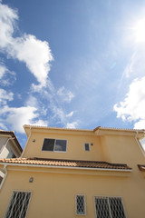 戸建て住宅　イメージ　青空を見上げる　コピースペース